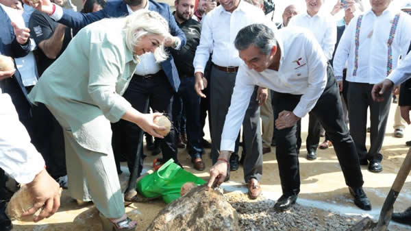 Pone Américo primera piedra de planta industrial en Altamira
