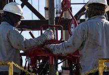 Cierre de estrecho de Ormuz dispara precios del crudo