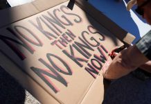 No Kings: estadunidenses marchan en CDMX contra políticas migratorias de Trump