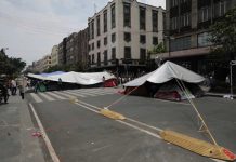 En votación dividida decide la CNTE seguir en huelga