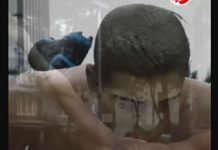 Presuntos integrantes de la CNTE derriban tres de las estatuas de futbolistas instaladas en Reforma