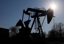 Precios del petróleo ‘saltan’ 5 por ciento tras ataques de EU contra Irán