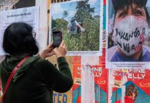 Familias conmemoran Día Internacional de las Víctimas de Desaparición con pega masiva de fichas